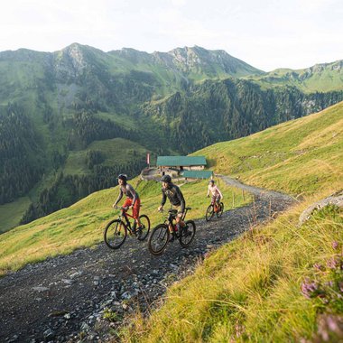 Mountainbiker vor Bergpanorama